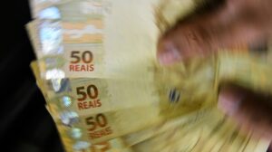 IPCA-15 sobe para 0,84% em fevereiro impulsionado por mensalidades e transportes
