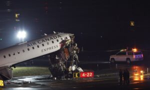 Avião da Air Canada colide com caminhão de bombeiros em aeroporto de Nova York