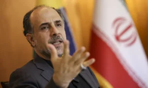 Embaixador do Irã: EUA e Israel usam “farsa” nuclear para “mudar regime”, Trump se vê “rei do mundo”