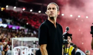 Filipe Luís é demitido do Flamengo após goleada histórica; Arrascaeta se despede com mensagem emocionante