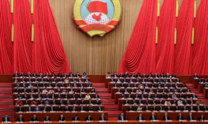 China Define Meta de Crescimento Econômico para 2024: Li Qiang Apresenta Plano com Foco em Estabilidade e Reformas Estruturais