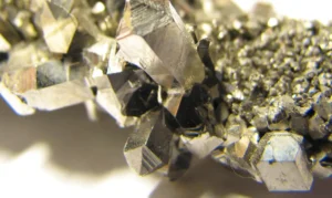 Brasil mira Europa para extrair minerais críticos e terras raras: Parceria busca tecnologia e valorização nacional