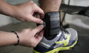 Tornozeleira Eletrônica para Agressor de Mulher: Câmara Aprova Uso Obrigatório em Casos de Alto Risco e Aumenta Pena