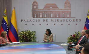 Sanções dos Estados Unidos contra Delcy Rodríguez são suspensas em reviravolta diplomática