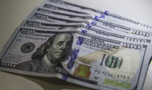 Dólar recua a patamar pré-conflito e bolsa reage a sinais de acordo com Irã