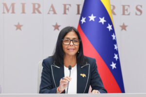 Sanções dos EUA contra Delcy Rodríguez são suspensas, e Venezuela busca alívio econômico