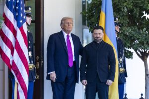 Trump condiciona ajuda à Ucrânia à reabertura do Estreito de Ormuz por aliados