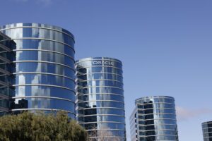 Irã mira empresas americanas e causa danos em Israel com série de ataques