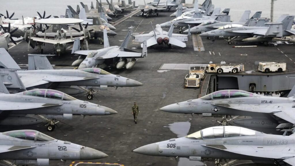 Aviões de combate dos EUA no convés de porta-aviões antes de operação no Irã: americanos tiveram primeiro jato derrubado em solo inimigo na sexta (3)