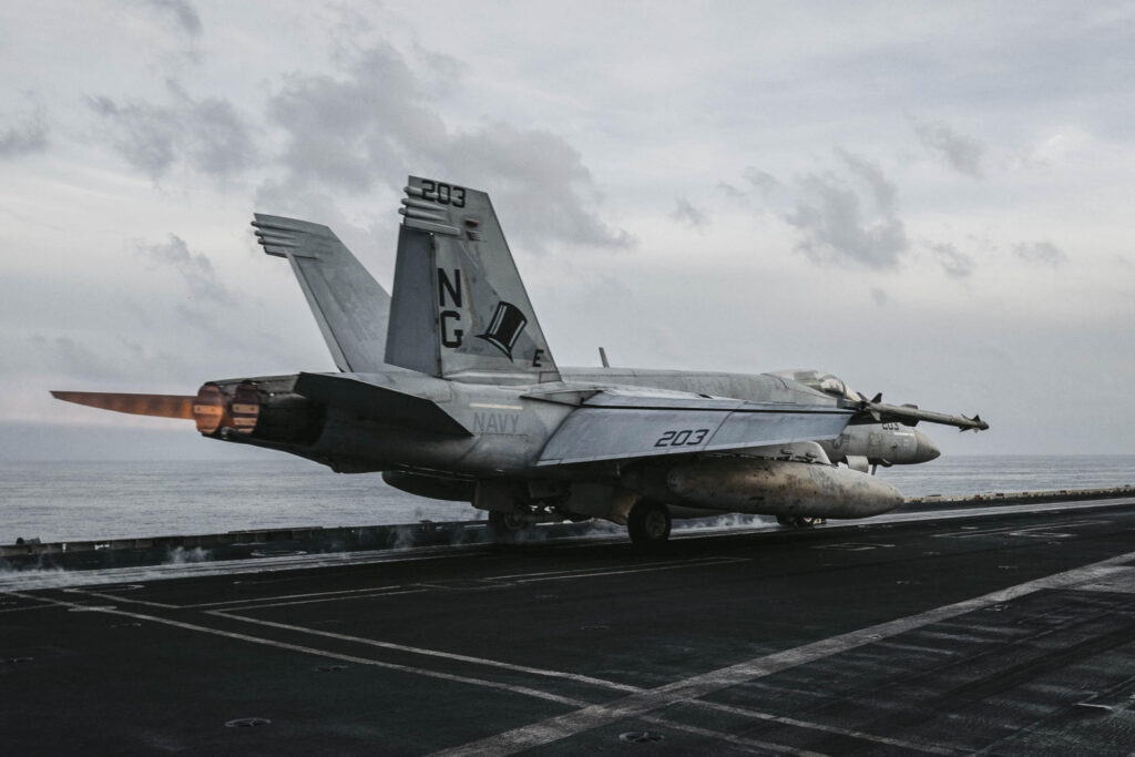aviões USS Abraham Lincoln durante operações militares contra o Irã. (Foto: EFE/Centocom )