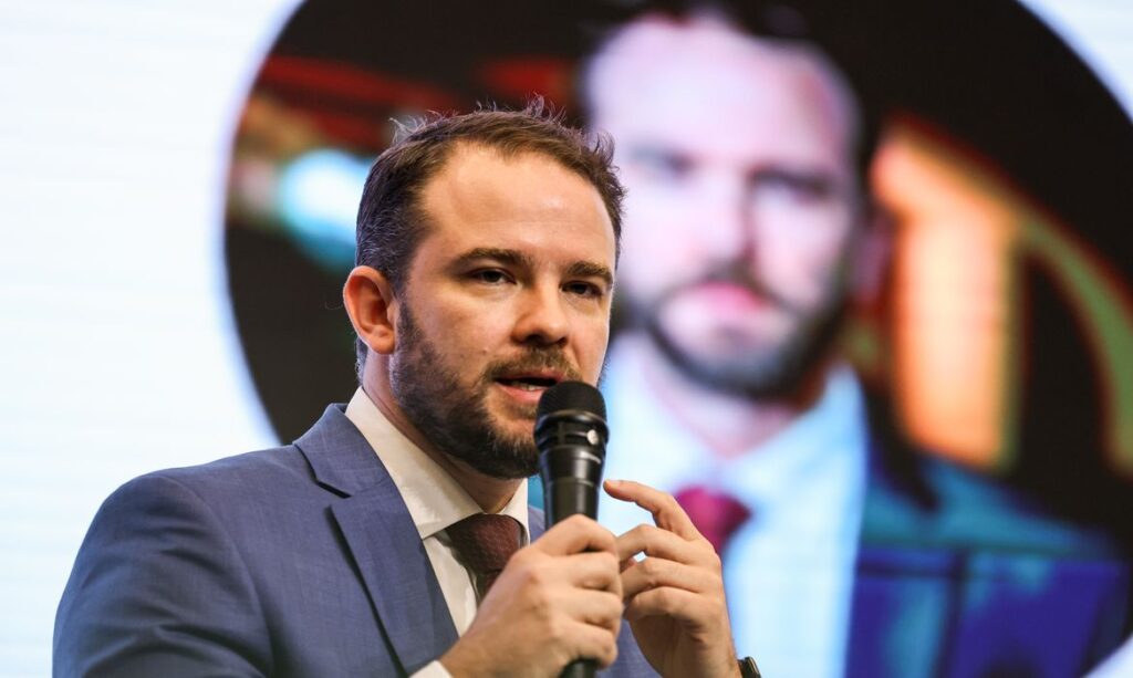 analistas diante da necessidade de cumprir o arcabouço fiscal. O bloqueio foi ne