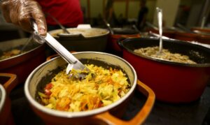 Refeição em São Paulo: pesquisa revela variação expressiva nos preços de self-service e prato feito