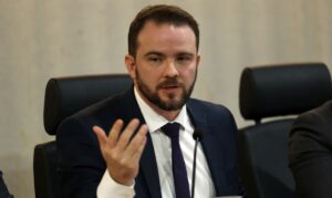 Aumento do imposto sobre cigarro compensa desoneração de combustíveis