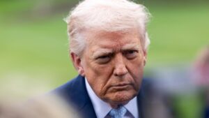 Trump intensifica ameaças ao Irã e fala em aniquilação de infraestrutura em uma noite