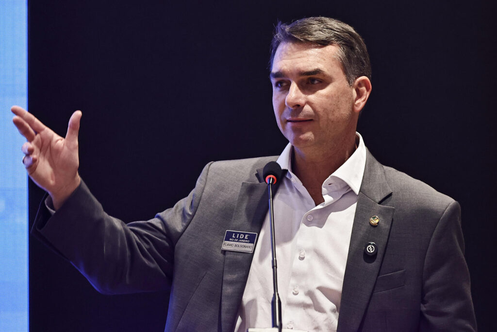 candidato à Presidência do Brasil pelo Partido Liberal (PL), Flávio Bolsonaro, falou sobre relação do Brasil com EUA e China em entrevista ao Financial Times (Foto: EFE/ André Coel