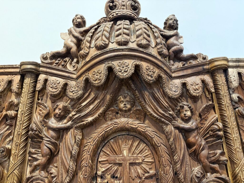 especialistas e apresentado ao público em diversas exposições. Com obras que atr