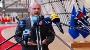 França alerta para violação do direito internacional em possível ataque dos EUA ao Irã