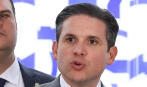 Debate sobre fim da escala 6×1 será por PEC, afirma Motta