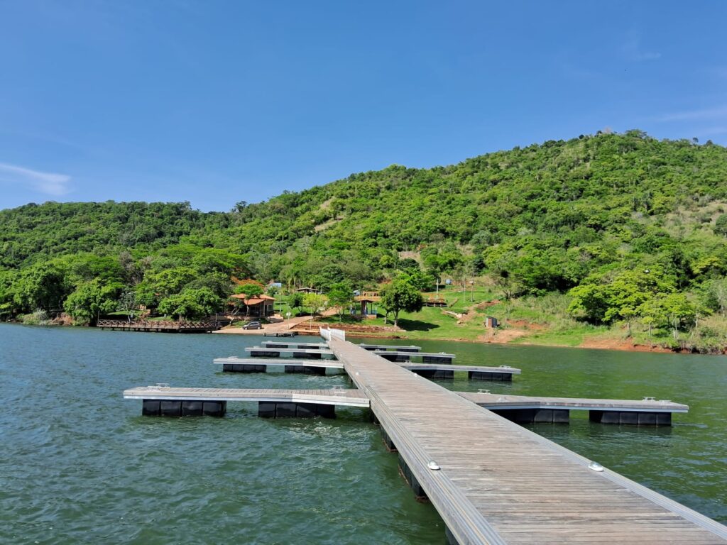 seu expressivo potencial econômico e geográfico, com 880 quilômetros de costa ma