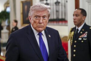 Estreito de Ormuz: Trump critica Irã por restrições à navegação após acordo de trégua