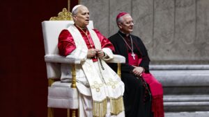 Papa Leão XIV lidera vigília pela paz e exorta a romper ‘cadeia demoníaca do mal’