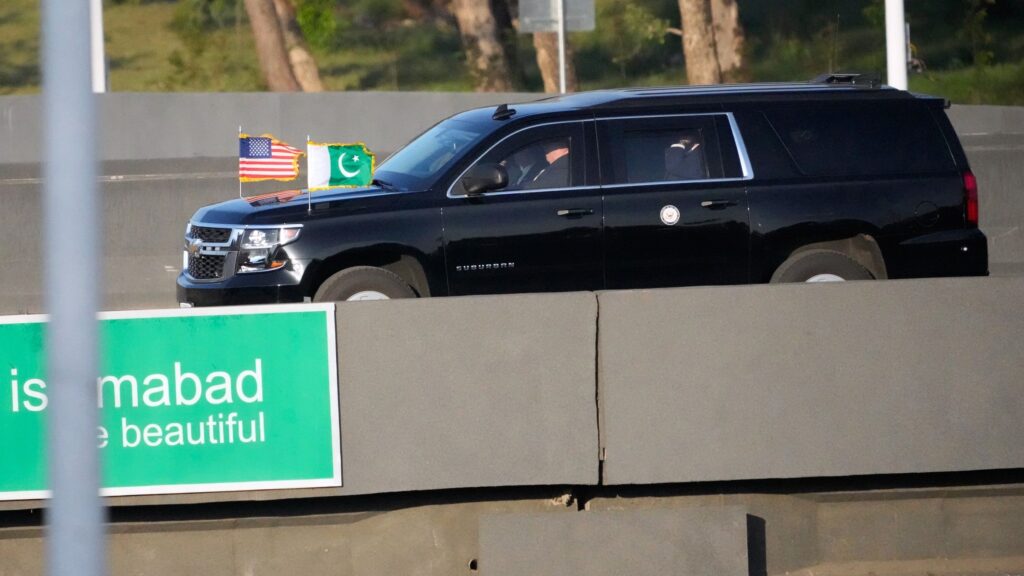 americanos deixa Islamabad após encerramento das conversas com o Irã, sem acordo. (Foto: Sohail Shahzad/EFE/EPA )