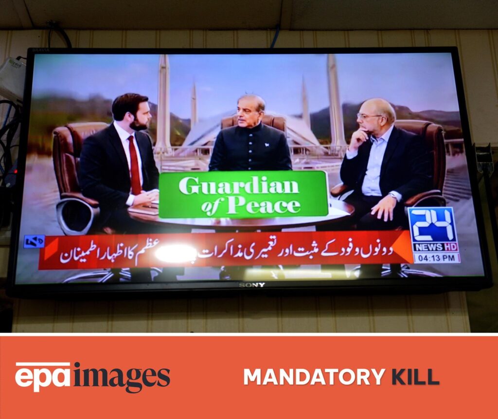 ministro do Paquistão, Shehbaz Sharif, e do presidente do Parlamento do Irã, Mohammad Bagher Ghalibaf, em aparente imagens ilustrativa exibida na televisão paquistanesa. (Foto: BIL