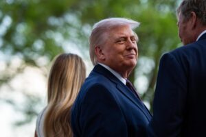 Donald Trump questiona papa Leão XIV sobre mortes no Irã e armas nucleares