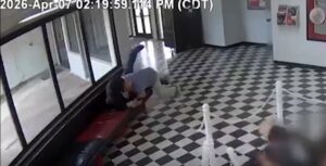 Diretor escolar em Oklahoma detém atirador e é ferido em confronto