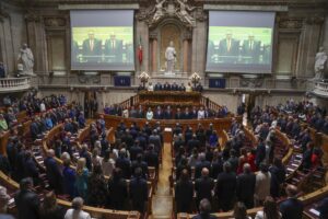 Portugal: parlamento aprova restrição ao uso de bandeiras ideológicas em edifícios públicos