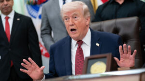 Após fechamento de Ormuz, Donald Trump minimiza poder de chantagem do Irã