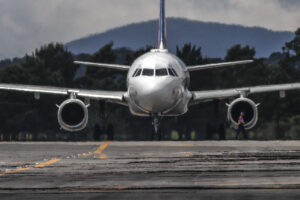 Lufthansa cancela 20 mil voos para conter custos com combustível