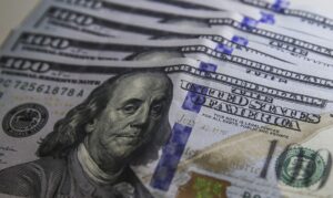 Dólar mantém estabilidade enquanto Ibovespa recua sob pressão de tensões globais