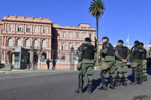 Restrição à imprensa na Casa Rosada: governo Milei veta jornalistas após denúncias de espionagem