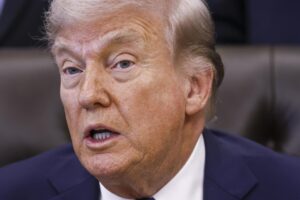 Trump descarta pressa em negociações e aponta desgaste estratégico do Irã