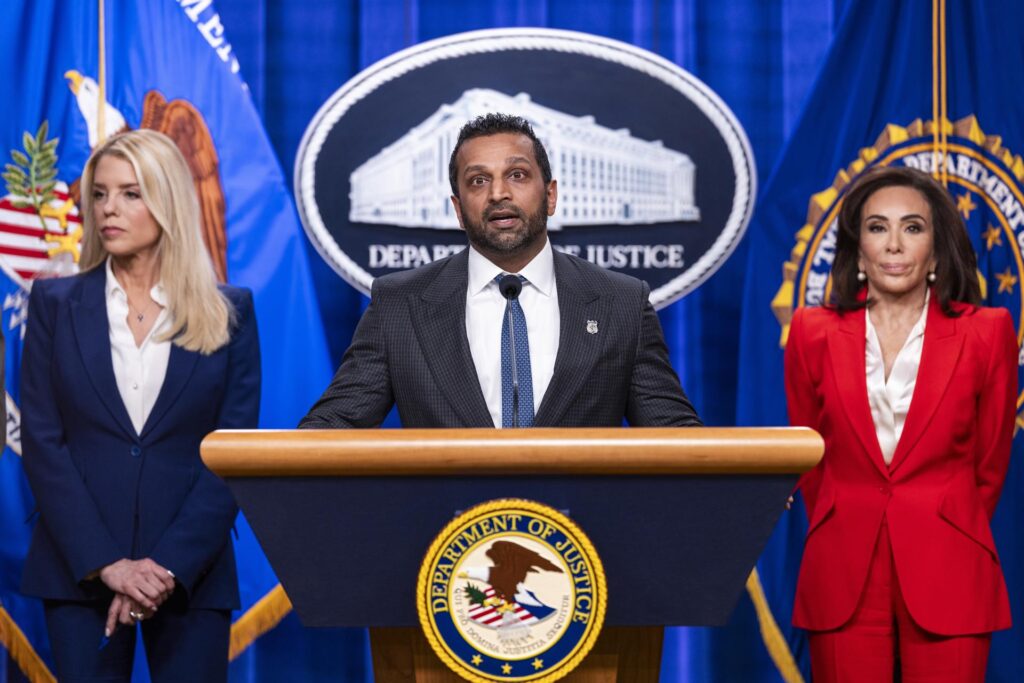 geral dos EUA, Pam Bondi, o diretor do FBI, Kash Patel, e a promotora federal em Washington, Jeanine Pirro, durante coletiva em fevereiro. (Foto: JIM LO SCALZO/EFE/EPA )