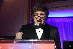 Javier Milei confirma intenção de disputar reeleição presidencial na Argentina em 2027