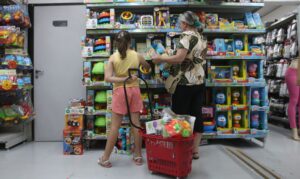 Confiança do consumidor brasileiro mantém trajetória de alta em abril