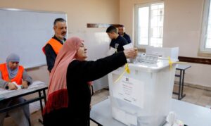 Palestinos votam em eleições municipais com inclusão inédita de Gaza e desafios políticos