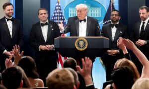 Evacuação de Trump em Washington após disparos durante jantar com correspondentes