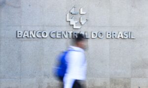Famílias brasileiras têm 49,9% de endividamento e 5,3% de inadimplência com juros altos, diz BC.