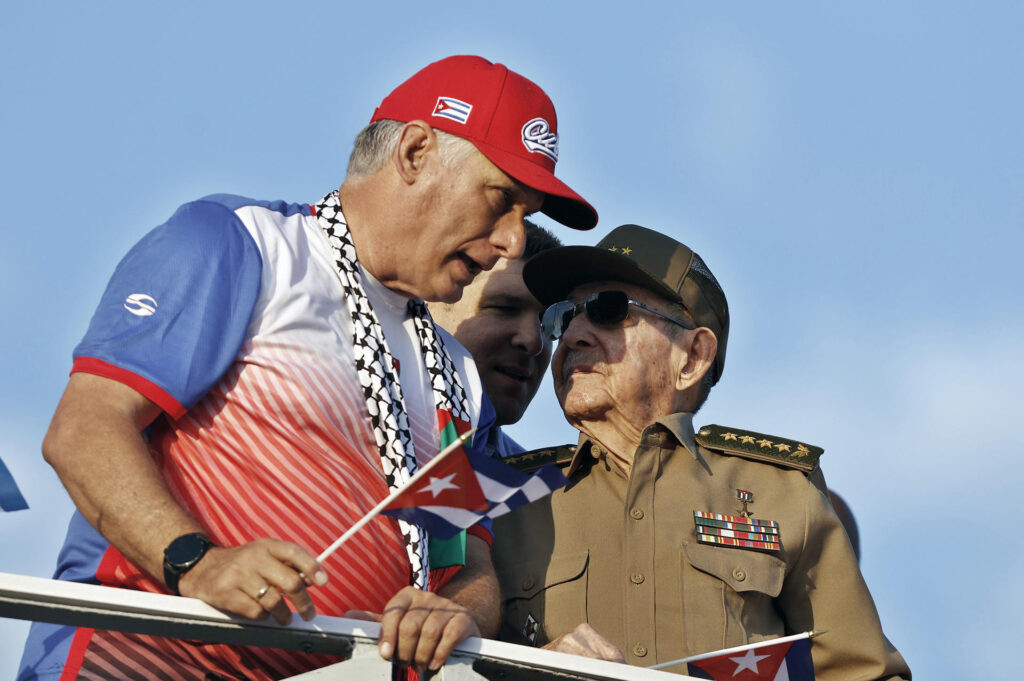 ditador Raúl Castro: EUA avaliam opções para provocar a derrubada do regime (Foto: Ernesto Mastrascusa/EFE )