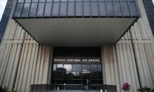 Selic deve sofrer novo corte em meio a tensões globais e alta da inflação