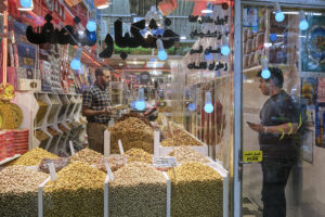 Crise cambial e inflação recorde sufocam a economia do Irã sob pressão externa