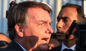 Bolsonaro recebe alta hospitalar após cirurgia no ombro e retorna à prisão domiciliar
