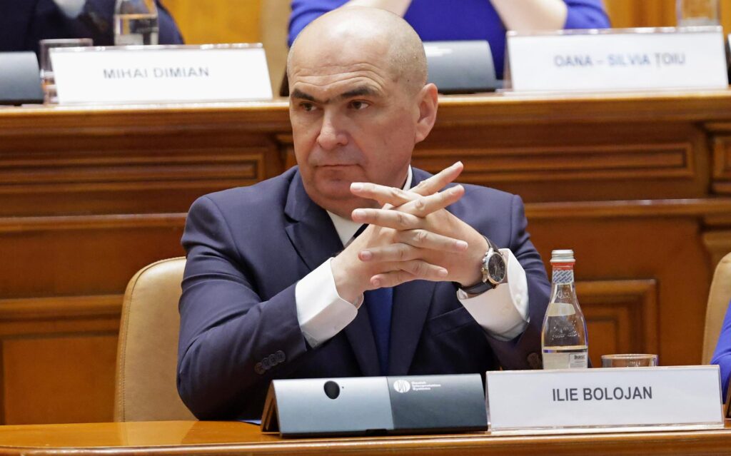 se para discursar perante uma moção de censura contra seu gabinete durante uma sessão plenária do parlamento em Bucareste (Foto: EFE/EPA/Robert Ghement )