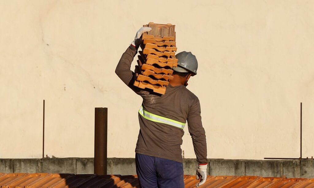 meio de obras e serviços ligados à construção