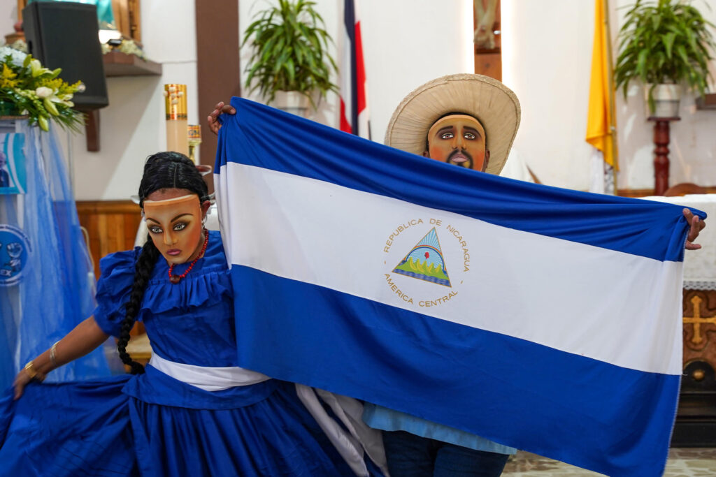 Artistas nicaraguenses participam de uma missa em memória das vítimas dos protestos de 2018 na Nicarágua (Foto: (EPA) EFE )