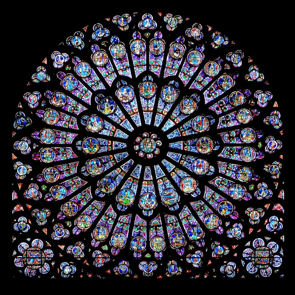 Vitrais do século XIX na Catedral de Notre-Dame de Paris