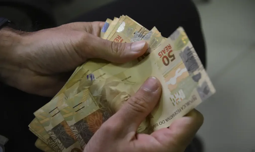 que os juros mais altos encarecem o crédito e estimulam a poupança. Em março , a